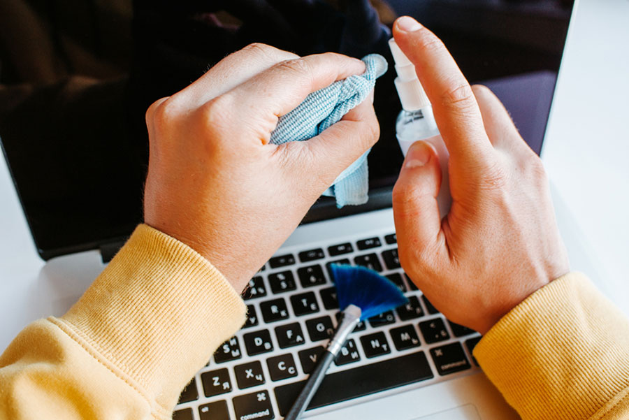 Une personne qui nettoie son ordinateur 