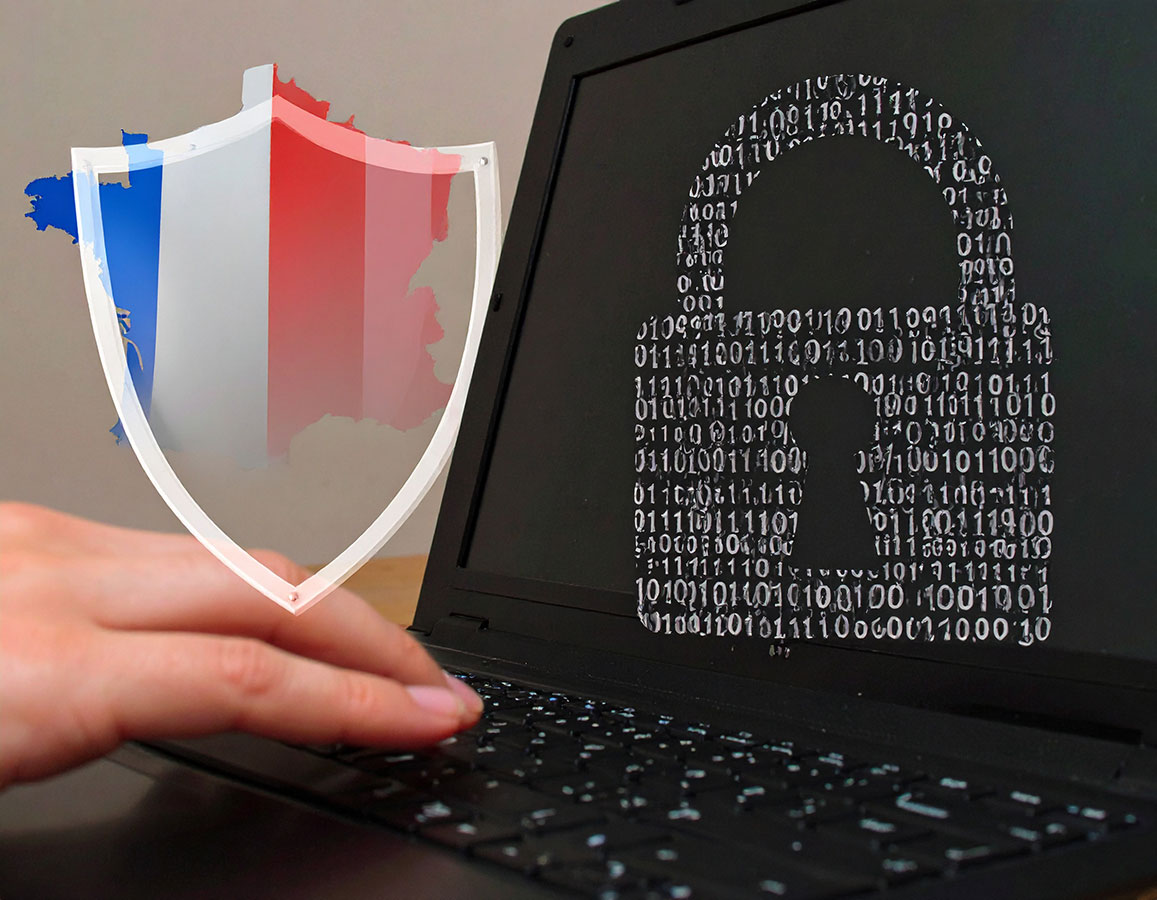 Homme utilisant un ordinateur, avec des symboles représentant la France et la cybersécurité.